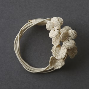 編んだ花で作るアクセサリーは、使いやすいピアス、ネックレス、ブローチの3つ。